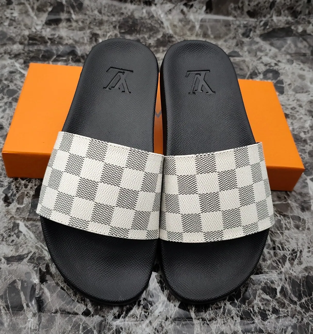 👟👟Ex-factory price 260👟👟 (available all year round), same style for men and women, size 35--48. Couple style🎗Louis Vuitton "LV" slippers, a much-anticipated one, so beautiful that it will melt your hearts❤! It is simply a masterpiece of extraordinary craftsmanship. It is a must-have for everyone. It is made by open mold. It feels Q-bounce and super soft on the feet. It is super delicate on the feet. It is an exclusive model. There are many layouts, so there is always one you like🎉🎉